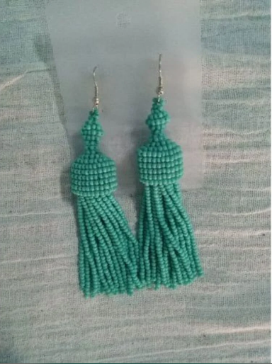 มีสีเขียวขุ่น