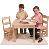 Ensemble table et chaises modernes et durables en bois pour enfants pour une récréation et un apprentissage créatifs dans un hôtel ou un appartement à la maison