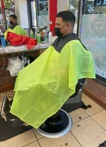 Cape de barbier jaune personnalisable - Product Image 2