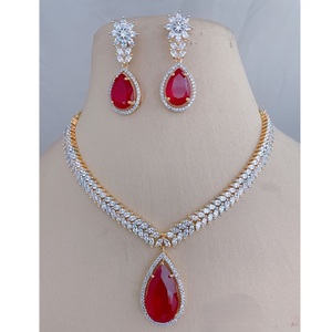Collier tendance en zircon plaqué or de meilleure qualité avec boucles d'oreilles pour mariage Collection pour femmes - Product Image 1