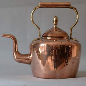 Bouilloire en cuivre design pour la préparation de thé et de boissons chaudes, avec une texture antique, construction artisanale, beauté rustique - Product Image 3