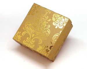 Boîte rigide de cadeau de modèle rétro écologique avec la fermeture magnétique en carton ondulé de stratification brillante et l'aluminium - Product Image 1