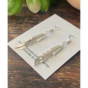 Pendientes Colgantes de Plata de Ley con Diseño de Caballo Salvaje y Pluma de Allen Barney - Product Image 4