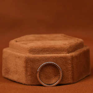 Micro pavimentado Tiny Round Cut Lab Grown Diamond Half Eternity Band 14KT Banda de boda de oro sólido Fabricación de joyas especiales para mujeres. - Product Image 2