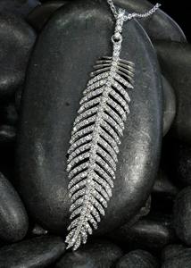 Bijoux personnalisés Pendentif en or massif en forme de feuille avec diamant cultivé en laboratoire pour femmes - Product Image 3