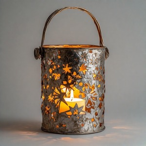 CandleBless Holiday Charm Portavelas de aluminio fundido Acabado nevado Pieza de acento para mesas festivas y manteles - Product Image 1