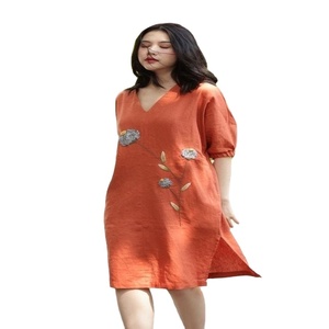 Robe d'été bohème en coton biologique, longueur genou, manches bouffantes, broderie en organza, silhouette plage, grande taille, blanc et bleu - Product Image 1