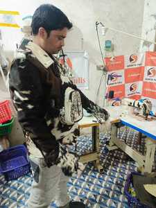 Guantes de Cuero Vacuno Negro Personalizados con Lana de Angora, Mitones Cálidos de Piel para Mujeres y Niñas para Deportes y Actividades al Aire Libre - Product Image 4