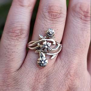 Bague de promesse florale faite à la main en argent sterling 925, bijou romantique en forme de fleur, cadeau pour son anniversaire ou son anniversaire de mariage - Product Image 1