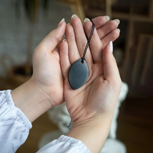 Colgante de Shungita Hoja de Karelia 1.2*2 pulgadas (30*50 mm) - Product Image 2