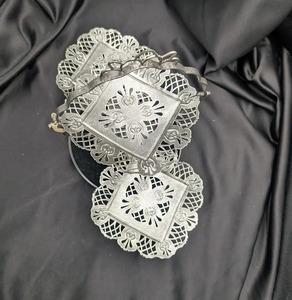 Support à gâteau à trois étages de style traditionnel avec découpe argentée, parfait pour l'accueil des invités à la maison et les cadeaux - Product Image 4