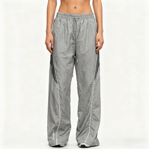 ชุดวอร์มผู้ชายแบบมีซิป ผ้าไนลอนผสมคอตตอน สไตล์ลำลอง สีดำ สำหรับฤดูหนาว  แบบขาบาน  พร้อมโลโก้ OEM ตามสั่ง  สะท้อนแสง  กันลม - Product Image 4