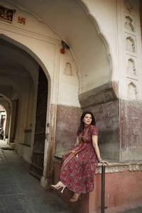 Vestido con estampado floral para mujer Tela ligera de algodón con dobladillo acampanado para picnics y brunches de verano disponibles para la venta - Product Image 3