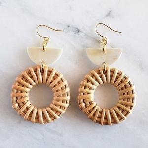 Nouveau Design classique Boucles d'oreilles en rotin en bois Bijoux faits à la main respectueux de l'environnement avec forme de crochet - Product Image 3
