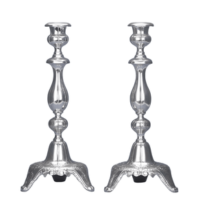 Bougeoirs en argent ornés avec base gravée à trois pattes et tige bulbeuse Bougeoirs classiques pour la décoration intérieure - Product Image 2