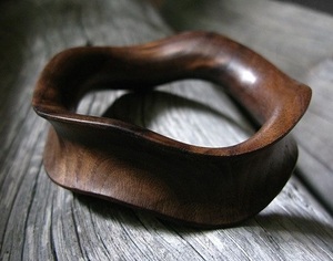 Collection de bracelets en bois durables et imperméables, couleurs personnalisées, conçus pour une utilisation à long terme et un port répété, fabriqués en Inde pour les entreprises - Product Image 2