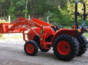 Tractor Kubota L2501 4WD Multiusos con Cargador Frontal, Tractor Rojo para Granja, Tractor Compacto Utilitario de 25HP - Product Image 2
