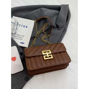 Borsa a Spalla Estiva in Pelle Trapuntata con Catena, Patta a Motivo Geometrico, Tracolla Singola, Decorazione a Diamante, Cerniera, Impermeabile in PU - Product Image 4