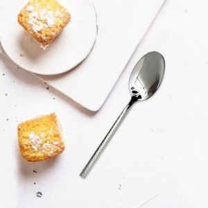 Elegante cuchara de postre de acero inoxidable pulido con espejo martillado - Product Image 1