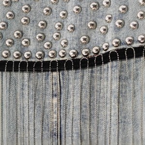 Veste en jean élégante pour les femmes en automne comprend une veste à franges en métal et un haut en denim ample Veste en jean personnalisée pour les femmes - Product Image 3