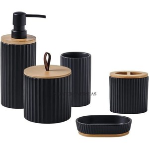 Ensemble de salle de bain design avec doublure en métal enduit de poudre de couleur noire avec distributeur de porte-savon porte-brosse à dents avec couvercle supérieur en bois - Product Image 1