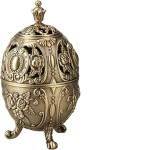 Le magnifique brûleur d'encens arabe de concepteur en relief en métal symbolise la purification et offre de parfum à la nouvelle arrivée divine - Product Image 4