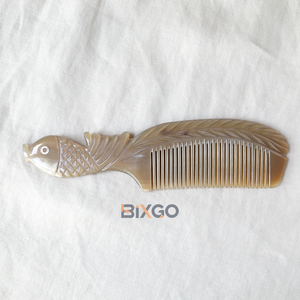Peine de pelo de cuerno de búfalo Natural hecho a mano de lujo con mango en forma de pez peine antiestático personalizable para mujeres - Product Image 4