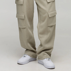 Diseño cómodo y transpirable, conjuntos deportivos para hombre para pedidos al por mayor con mangas largas, bolsillos tipo cargo y logotipo personalizable. - Product Image 4