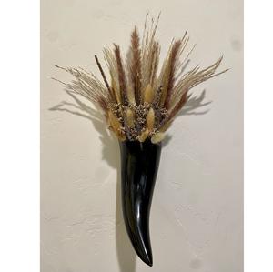 Decoración Artesanal de Cuerno para el Hogar, Decoración Rústica Única para Sala de Estar, Hecha a Mano y Sostenible - Product Image 1