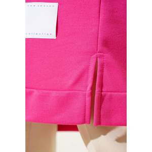 ชุดผู้หญิง Fuchsia พร้อมตราสัญลักษณ์เสื้อคลุมยาวมีรายละเอียด - Product Image 2