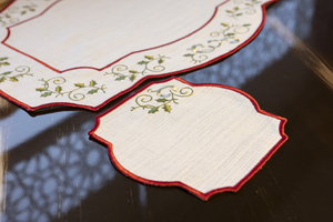 Serviette Brodée Classique Bordure Rouge | 40x40 cm | Résistant aux Taches - Product Image 3