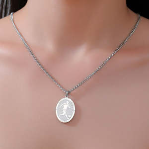 Pendentif en argent sterling 925 gravé avec un motif de football, serti de moissanite, plaqué or 14 carats, amulette de football minimaliste, bijoux cadeaux pour les fans de football - Product Image 4