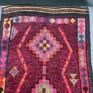 Alfombra Turca, Alfombra Vintage de 2.7x12.3 pies, Alfombra de Lana con Estampado Animal Rojo - Product Image 2