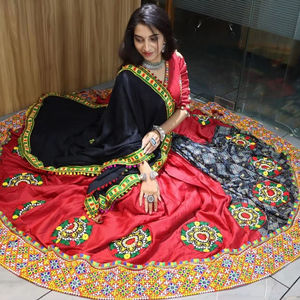 ชุดคอตตอนผ้าเรยอนบริริสุทธิ์พร้อมแผ่นปะเหมาะกับเทศกาลอินเดียแบบดั้งเดิม - Product Image 1