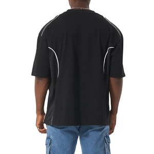 เสื้อยืดคอกลมแขนสั้นสำหรับผู้ชายทรงหลวมสไตล์สตรีทแวร์สีดำ - Product Image 2