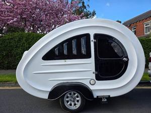 Caravana pequeña de 750 kg, tipo lágrima, remolque camper en venta con envío rápido - Product Image 2