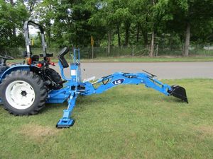 Tracteur compact LS avec chargeur frontal et pelle arrière, moteur essence, 4x4, conception à couple élevé - Product Image 2