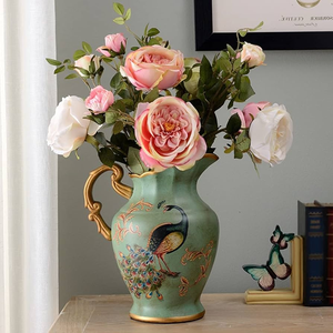 Un vase en porcelaine sculpté délicat avec un dessus à volants et des accents floraux appliqués colorés. Disponible aux prix de gros. - Product Image 6