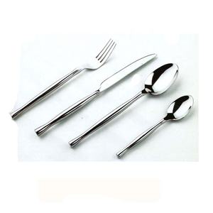 ชุดเครื่องใช้บนโต๊ะอาหารแบบคลาสสิกชุดเครื่องใช้บนโต๊ะอาหารสีดำและสีขาวทำจากสแตนเลสชุบเงินฟรีโลโก้ตามสั่ง - Product Image 4