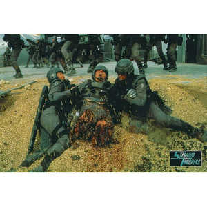 Tarjeta postal de Starship Troopers con escenas icónicas de la película - Product Image 1