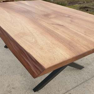 Tavolo in legno di noce naturale