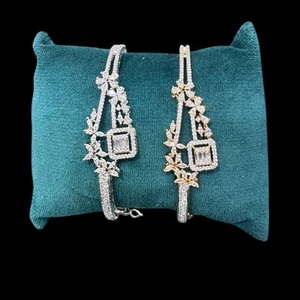 Impresionante Brazalete con Acabado en Oro y Plata de la Mejor Calidad, con Piedras de Circonita Cúbica, Diseño Abrible, para Uso Diario o de Fiesta, Colección para Mujer - Product Image 1