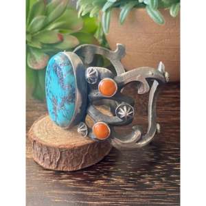 Bracelet manchette en argent sterling avec turquoise de Kingman et huître épineuse par Chimney – Accessoire de mode - Product Image 4