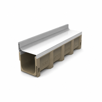 Caniveau de drainage extérieur en béton polymère avec drain à fentes en acier inoxydable moderne, écologique et durable
