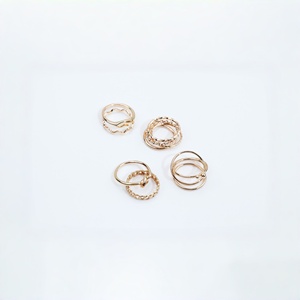 Elegante Juego de Anillos Chapados en Oro - Anillos Apilables Minimalistas con Diseños Únicos - Product Image 3
