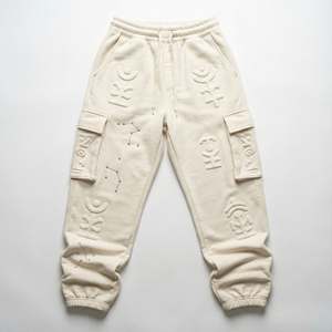 กางเกงวอร์มผ้าฟลีซผสมโพลีเอสเตอร์/คอตตอนสำหรับผู้หญิง ทรงหลวม สไตล์สตรีทแวร์ ตกแต่งด้วยลายพิมพ์กราฟิกเพ้นท์และปักคริสตัลแบบพัฟ - Product Image 1