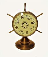 Horloge de table vintage de haute qualité en laiton conception de roue de bateau nautique avec horloge de table en métal faite à la main finie antique à bas prix