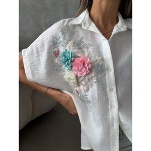 Blusas y Camisas para Mujer Topshow con Detalles Florales Crema, Producto al por Mayor - Product Image 2