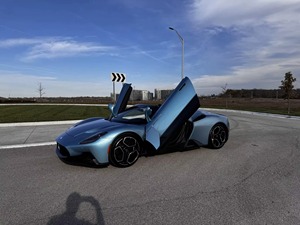 Maserati MC20 Cielo Turbo Coupé 2023, intérieur cuir foncé, boîte automatique, propulsion arrière, certifié, propre et peu utilisé - Product Image 2