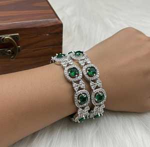 กำไลข้อมือเด็กสลักลายดาวเต็มวง ชุบทอง 24K สุดอินเทรนด์ พร้อมจี้รูปหัวใจและกระดิ่ง ของขวัญวันเกิดสุดน่ารัก กำไลแฟชั่น - Product Image 3